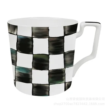 Juodos ir baltos spalvos dažais stiliaus grotelės puodelis su juodos ir baltos grotelės viešbučio restorane vidaus Kaulų Kinijos pieno puodelis kavos puodelio